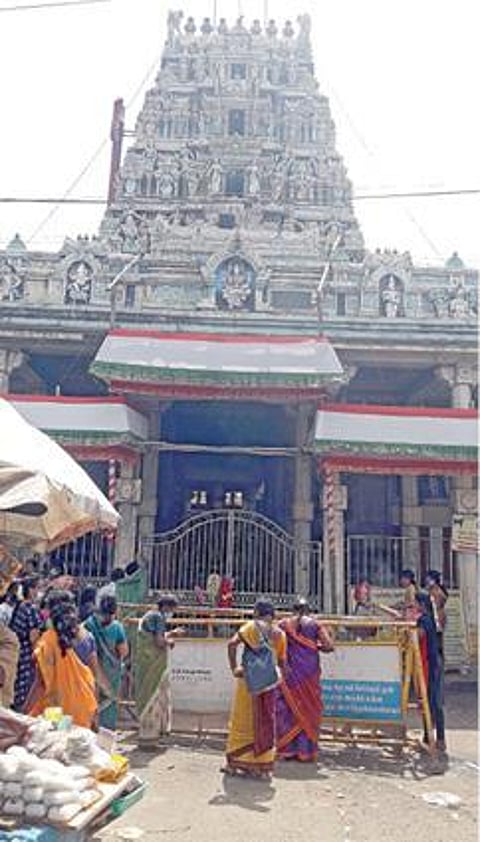 திருவேற்காடு தேவி கருமாரியம்மன் கோயிலில் பக்தர்கள் தரிசனம் ரத்து செய்யப்பட்டுள்ளதால், நேற்று கோயில் வாசலில் நின்று சிலர் சுவாமி தரிசனம் செய்தனர்.