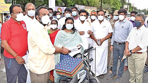 நாமக்கல்லில் நடைபெற்ற கரோனா தடுப்பு விழிப்புணர்வு வாரத்தை முன்னிட்டு விழிப்புணர்வு துண்டு பிரசுரங்களை பொதுமக்களிடம் மாவட்ட ஆட்சியர் ஸ்ரேயா சிங் வழங்கினார். அருகில் எம்பி ஏ.கே.பி. சின்ராஜ், எம்எல்ஏ பெ. ராமலிங்கம்.