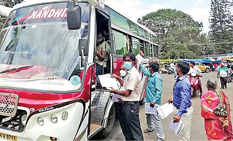 ஏற்காடு அண்ணா பூங்கா அருகே சுற்றுலா வாகனத்தில் வந்த பயணிகளிடம் கரோனா விழிப்புணர்வு துண்டு பிரசுரங்களை விநியோகம் செய்த சுகாதாரத் துறையினர்.