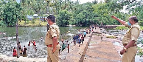 ஆழியாறு தடுப்பணையில் தடையை மீறி திரண்ட மக்கள் : எச்சரித்து அனுப்பி வைத்த போலீஸார்