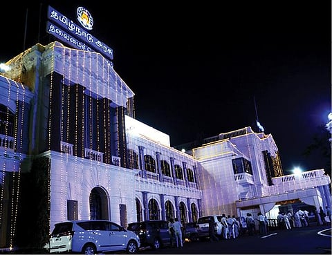 சட்டப்பேரவை நூற்றாண்டு விழாவையொட்டி வண்ண விளக்குகளால் அலங்கரிக்கப்பட்டுள்ள தலைமைச் செயலகம் படம் க.ஸ்ரீபரத்