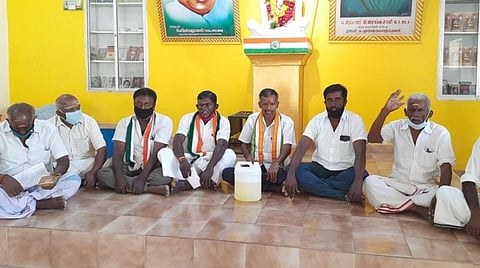 வடக்கு மாவட்ட நிர்வாகிகள் அறிவிப்பில் அதிருப்தி இருப்பதாக கூறி, கோவில்பட்டியில் காங்கிரஸ் கட்சியினர் மண்ணெண்ணெய் கேனுடன் உள்ளிருப்புப் போராட்டத்தில் ஈடுபட்டனர்.