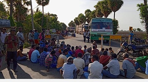 அரியலூர் மாவட்டம் வைப்பூர் கிராமத்தில் குடிநீர் கேட்டு மறியலில் ஈடுபட்ட மக்கள்.