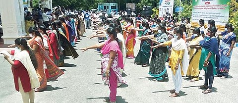 திருவண்ணாமலை ஆட்சியர் அலுவலகம் முன்பு சமூக இடைவெளியுடன் நின்று நேற்று கரோனா தடுப்பு உறுதிமொழியை ஏற்ற அரசு அதிகாரிகள் மற்றும் ஊழியர்கள். படம்:இரா.தினேஷ்குமார்.