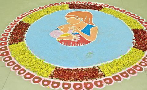 உலக தாய்ப்பால் வாரவிழாவை முன்னிட்டு தூத்துக்குடி அரசு மருத்துவக் கல்லூரி மருத்துவமனையில் வரையப்பட்டிருந்த விழிப்புணர்வு ரங்கோலி. படம்: என்.ராஜேஷ்