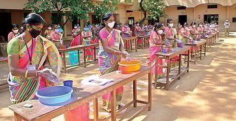 பாளையங்கோட்டை தூய யோவான் மேல்நிலைப்பள்ளி வளாகத்தில் கை கழுவுதல் தொடர்பான விழிப்புணர்வு நிகழ்ச்சி நேற்று நடத்தப்பட்டது. படம்: மு.லெட்சுமி அருண்