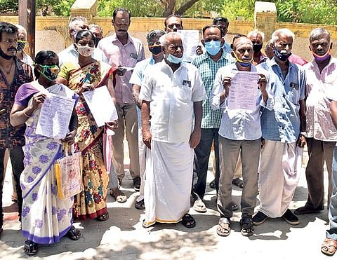 திருநெல்வேலி ஆட்சியர் அலுவலகத்தில் மனு அளிக்க வந்த திரையரங்கு தொழிலாளர்கள் நலச்சங்கத்தினர். படம்: மு.லெட்சுமி அருண்