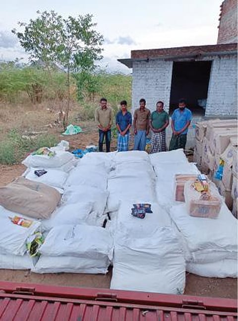 புளியங்குடி அருகே கட்டிடத்தில் பதுக்கி வைத்திருந்ததாக பறிமுதல் செய்யப்பட்ட புகையிலைப் பொருட்கள் மற்றும் கைது செய்யப்பட்டவர்கள்.