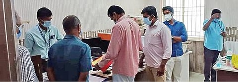 திண்டுக்கல் மாநகராட்சி பொறியியல் பிரிவு அலுவலகத்தில் சோதனை செய்த லஞ்ச ஒழிப்புத்துறை போலீஸார்.