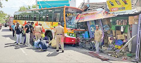 விருதுநகர் அருகே ஹோட்டலுக்குள் புகுந்த தனியார் பேருந்து.