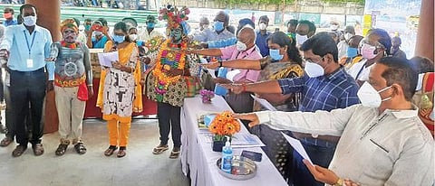 விழுப்புரம் புதிய பேருந்து நிலையத்தில் ஆட்சியர் மோகன் தலைமையில் கரோனா தடுப்பு விழிப்புணர்வு உறுதி மொழி எடுக்கப்பட்டது.