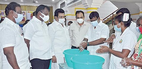 திருவள்ளூரில் நேற்று கை கழுவும் செயல்முறையை பால்வளத் துறை அமைச்சர் சா.மு.நாசர் பார்வையிட்டு, செய்துகாட்டி பொதுமக்களிடையே விழிப்புணர்வு ஏற்படுத்தினார். இந்நிகழ்வில், மாவட்ட ஆட்சியர் ஆல்பி ஜான் வர்கீஸ் உள்ளிட்டோர் பங்கேற்றனர்.