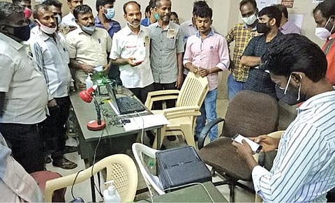 ஆதார் மையத்தில் கூடுதல் கட்டணம் வசூலிப்பதாக புகார் : நாம் தமிழர் கட்சியினர் முற்றுகை