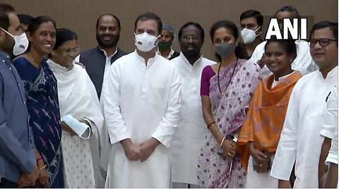 டெல்லியில் நடந்த சிற்றுண்டி ஆலோசனைக் கூட்டத்துக்குப் பின் எதிர்க்கட்சிப் பிரதிநிதிகளுடன் ராகுல் காந்தி | படம்: ஏஎன்ஐ.