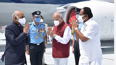 கோவை சூலூர் விமானப் படைத் தளத்துக்கு வந்த, குடியரசுத் தலைவர் ராம்நாத் கோவிந்தை வரவேற்ற ஆளுநர் பன்வாரிலால் புரோஹித், அமைச்சர் தங்கம் தென்னரசு.