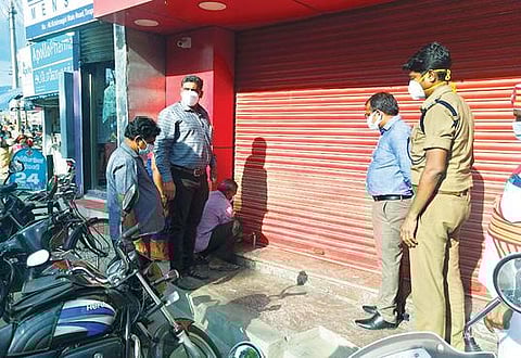 திருப்பத்தூர்-கிருஷ்ணகிரி சாலையில் விதிமுறை மீறிய பாத்திர கடைக்கு ஆட்சியர் அமர் குஷ்வாஹா முன்னிலையில் நேற்று ‘சீல்’ வைத்த வருவாய் துறையினர். அருகில், எஸ்.பி., சிபிசக்கரவர்த்தி உள்ளிட்டோர்.படம்:ந.சரவணன்.