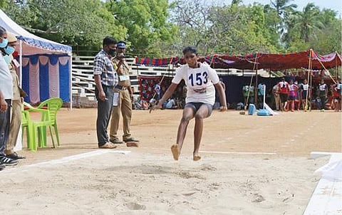 பாளையங்கோட்டையில் பெண் காவலர் பணிக்கான 2-ம் கட்ட உடல்தகுதி தேர்வு நேற்று தொடங்கியது. படம்: மு.லெட்சுமி அருண்
