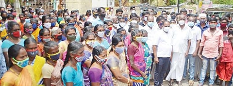 ராதாபுரம் பகுதி மக்கள், ஊராட்சி ஒன்றிய வார்டுகளை சீரமைக்க வலியுறுத்தி ஆட்சியர் அலுவலகத்தில் போராட்டத்தில் ஈடுபட்டனர்.படம்: மு.லெட்சுமி அருண்