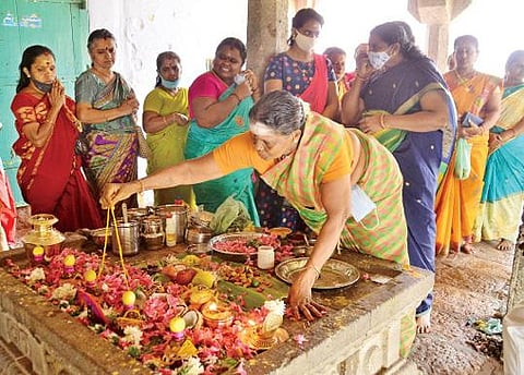 திருநெல்வேலியில் தாமிரபரணி தாய்க்கு மரியாதை செலுத்தும் வகையில் ஆடிப்பெருக்கு நாளான நேற்று பெண்கள் சிறப்பு பூஜைகளைச் செய்து, புதிய தாலிச்சரடு அணிந்து கொண்டனர். படம்: மு.லெட்சுமி அருண்.