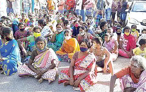விருதுநகர் அருகே மெட்டுக்குண்டு வடக்குத் தெருவில் கழிவு நீர் வாய்க்கால் அமைக்கக் கோரி இருக்கன்குடி சாலையில் மறியலில் ஈடுபட்ட பொதுமக்கள்.