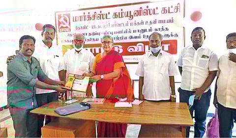 மார்க்சிஸ்ட் கம்யூனிஸ்ட் கட்சியின் கோவிட்-19 கடலூர் மாவட்ட மக்கள் உதவி மையத்தின் சார்பாக கரோனா தடுப்பு, மீட்புப் பணியில் ஈடுபட்டவர்களுக்கு கட்சியின் மத்திய குழு உறுப்பினர் வாசுகி நினைவுப் பரிசு வழங்கி பாராட்டினார்.