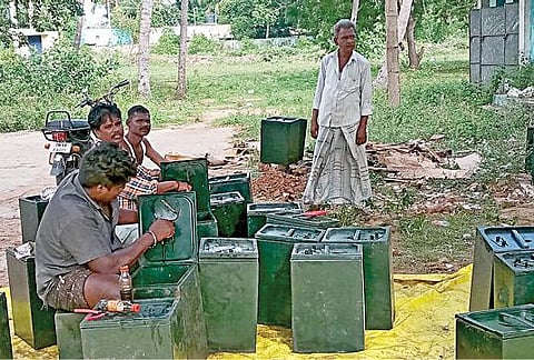 செங்கல்பட்டு மாவட்டத்தில் ஊரக பகுதியில் உள்ளாட்சித் தேர்தல் நடைபெற உள்ளதையொட்டி காட்டாங்கொளத்தூர் ஊராட்சி ஒன்றிய அலுவலகத்தில் வாக்குப் பெட்டிகளை சீரமைக்கும் பணியில் தொழிலாளர்கள் ஈடுபட்டுள்ளனர்
