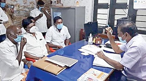 திருப்போரூர் பேரூராட்சி அலுவலகத்தில் செயல் அலுவலருடன் வாக்குவாதத்தில் ஈடுபட்ட அதிமுகவினர்.