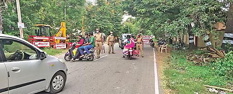 ஆடிப்பெருக்கு விழாவினையொட்டி, நீர்நிலைகளில் குளிக்க தடை விதிக்கப்பட்டுள்ள தால் கிருஷ்ணகிரி அணைக்கு வந்தவர்களை போலீஸார் எச்சரித்து திருப்பி அனுப்பி வைத்தனர். படம்: எஸ்.கே.ரமேஷ்