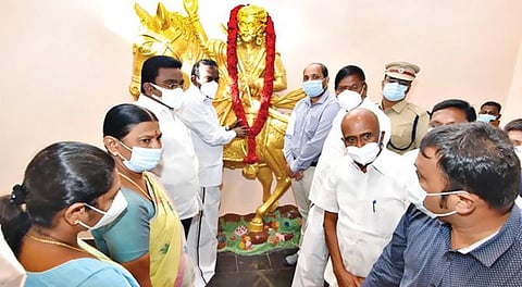 சுதந்திரப் போராட்ட வீரர் தீரன் சின்னமலை நினைவுநாளையொட்டி ஓடாநிலையில் நடந்த அரசு விழாவில், வீட்டுவசதித்துறை அமைச்சர் சு.முத்துசாமி, மாவட்ட ஆட்சியர் எச்.கிருஷ்ணன் உண்ணி உள்ளிட்டோர் மரியாதை செலுத்தினர்.