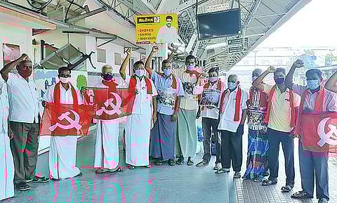 போராட்டத்துக்கு ஆதரவாக - திருப்பூரில் இருந்து விவசாயிகள் பயணம் :