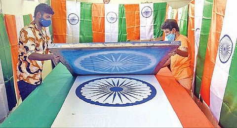 கோவை ராஜவீதியில் உள்ள ஒரு விற்பனையகத்தில் தயாரிக்கப்பட்டுவரும் தேசியக்கொடிகள். படம்: ஜெ.மனோகரன்