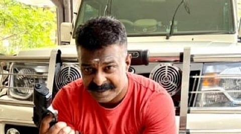 போலி போலீஸ் ஜீப்புடன் விஜயன்