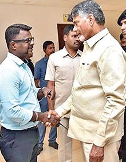 போலீஸ் உடையில் போலி போலீஸ் அதிகாரி விஜயன். (அடுத்த படம்) கேரள முதல்வர் பினராயி விஜயனுடன். (கடைசி படம்) ஆந்திரா முன்னாள் முதல்வர் சந்திரபாபு நாயுடுவை சந்தித்த விஜயன்.