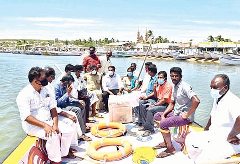 மணப்பாடு கடற்கரையில் மணல் திட்டை அகற்றி மீனவர்கள் கடலுக்கு சென்று வர தற்காலிக பாதை அமைப்பது தொடர்பாக படகில் சென்று ஆட்சியர் கி.செந்தில் ராஜ் ஆய்வு செய்தார்.