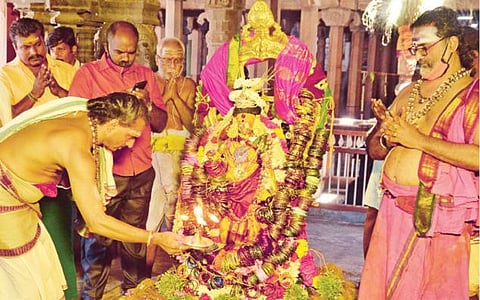 நெல்லையப்பர் காந்திமதியம்மன் கோயில் ஆடிப்பூர திருவிழாவில் காந்திமதி அம்பாளுக்கு வளைகாப்பு வைபவம் நேற்று பக்தர்கள் பங்கேற்பின்றி நடைபெற்றது. படம்: மு.லெட்சுமி அருண்.