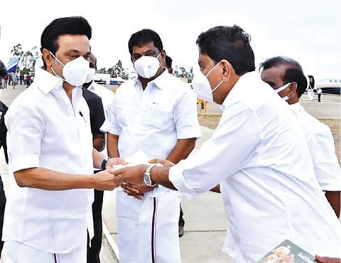 நேற்று மாலை ஓசூருக்கு வந்த தமிழக முதல்வர் மு.க.ஸ்டாலினை, பர்கூர் எம்எல்ஏ டி.மதியழகன் வரவேற்றார். அருகில் ஓசூர் எம்.எல்.ஏ ஒய்.பிரகாஷ், முன்னாள் எம்.எல்.ஏ. செங்குட்டுவன் ஆகியோர் உள்ளனர்.