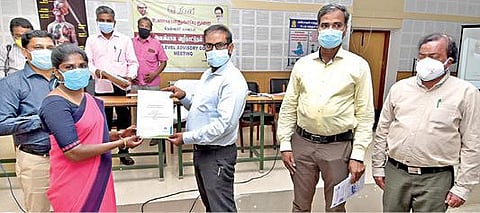 கிருஷ்ணகிரியில் நடந்த நிகழ்ச்சியில் சிறந்த உணவு பொருள்கள் கையாள்பவர்களுக்கான மேற்பார்வையாளர் பயிற்சி சான்றுகளை ஆட்சியர் ஜெயசந்திர பானு ரெட்டி வழங்கினார்.