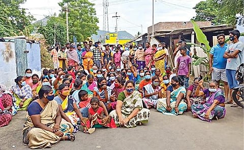 சேலம் மல்லூரில் நாட்டு வெடிகுண்டு வீசியவர்களை கைது செய்யக்கோரி மறியலில் ஈடுபட்ட அப்பகுதி மக்கள்.