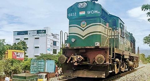 ஆண்டிபட்டியில் இருந்து தேனி வரை அகலரயில் பாதை சோதனைக்காக அதிவேகத்தில் இயக்கப்பட்ட ரயில் இன்ஜின் (இடம்: தேனி புதிய பேருந்து நிலையம் அருகே).