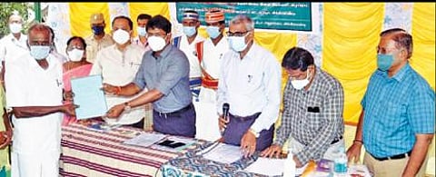 விக்கிரவாண்டி வட்டாட்சியர் அலுவலகத்தில் சிறு, குறு விவசாயி ஒரு வருக்கு சான்றி தழை ஆட்சியர் மோகன் வழங்குகிறார்.