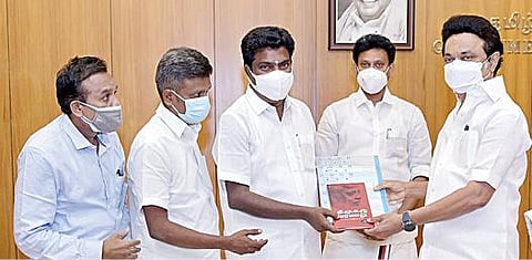 தமிழக முதல்வர் ஸ்டாலினை தலைமைச் செயலகத்தில் தமிழ்நாடு ஆசிரியர் முன்னேற்றச் சங்கம் சார்பில் அதன் நிர்வாகிகள் சந்தித்து கரோனா நிவாரணப் பணிகளுக்காக முதல்வர் பொது நிவாரண நிதிக்கு ரூ.1,50,30,127 வழங்கினர்.