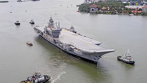 கேரள மாநிலம் கொச்சியில் உள்நாட்டு தொழில்நுட்பத்தில் தயாரான நாட்டின் முதல் விமானம் தாங்கி கப்பலின் சோதனை ஓட்டம் தொடங்கி உள்ளது. இதற்கு ஐஎன்எஸ் விக்ராந்த் என பெயரிடப்பட உள்ளது. படம்: பிடிஐ