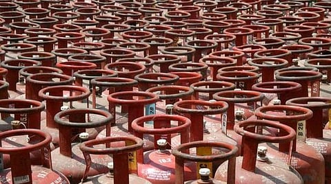 சிலிண்டரில் எரிவாயு சேமிப்பு எனக் கூறி போலி கருவி பொருத்தி பணம் பறிப்பு: பொதுமக்கள் ஏமாற வேண்டாம் என அறிவுறுத்தல்