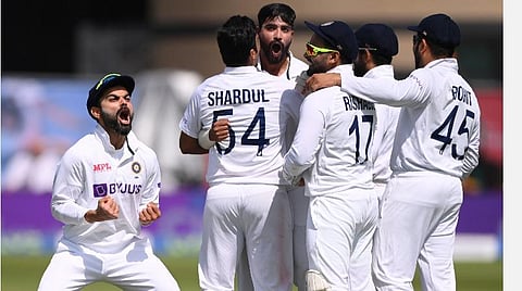 விக்கெட் வீழ்த்திய மகிழச்சியில் ஆர்ப்பரிக்கும் இந்திய அணி கேப்டன் விராட் கோலி | படம் உதவி ட்விட்டர்