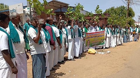 அரியலூர் மாவட்டம் உடையார்பாளையத்தில் கோரிக்கைகளை வலியுறுத்தி ஆர்ப்பாட்டத்தில் ஈடுபட்ட தமிழக ஏரி மற்றும் ஆற்றுப்பாசன விவசாயிகள் சங்கத்தினர்.