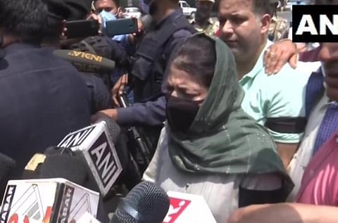 காஷ்மீர் துக்கத்தில் இருக்கும்போது உங்களுக்கு கொண்டாட்டமா?- பாஜகவுக்கு மெகபூபா சரமாரி கேள்வி