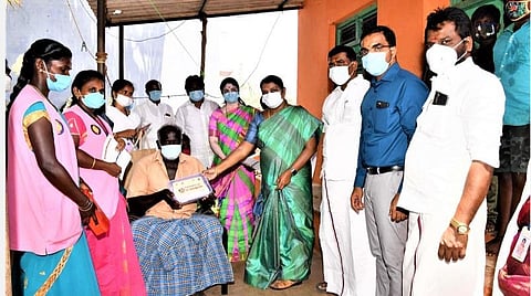 ஓட்டப்பிடாரம் அருகே கீழமுடிமண் கிராமத்தில் மக்களைத் தேடி மருத்துவம் திட்டத்தைத் தொடங்கி வைத்த அமைச்சர் கீதாஜீவன் நோயாளிகளின் வீடுகளுக்குச் சென்று மருந்துப் பெட்டகத்தை வழங்கினார்.