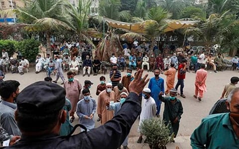 தடுப்பூசி போடாவிட்டால் சம்பளம் கிடையாது; செல்போன் இணைப்பு துண்டிப்பு: பாகிஸ்தான் அதிரடி