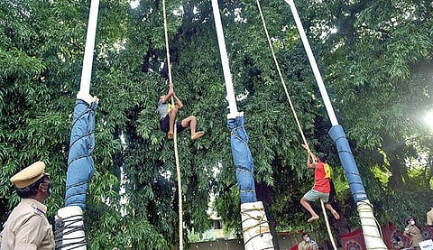 வேலூர் நேதாஜி விளையாட்டு மைதானத்தில் இரண்டாம் கட்டமாக நடைபெற்று வரும் காவலர் பணியிடங்களுக்கான உடல் திறன் தேர்வில் கயிறு ஏறுதலில் பங்கேற்ற இளைஞர்கள். படம்: வி.எம்.மணிநாதன்.