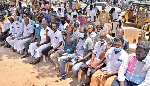 பாளையங்கோட்டை மார்க்கெட் மைதானத்தில் தற்காலிக கடைகள் அமைக்க எதிர்ப்பு தெரிவித்து, இந்து முன்னணி மற்றும் வேன் ஓட்டுநர்கள் நேற்று தர்ணாவில் ஈடுபட்டனர். படம்: மு.லெட்சுமிஅருண்.